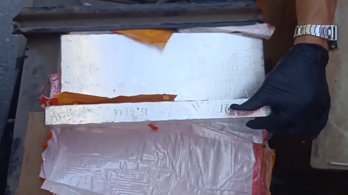 Mỗi khối bạc có trọng lượng khoảng 15,5kg