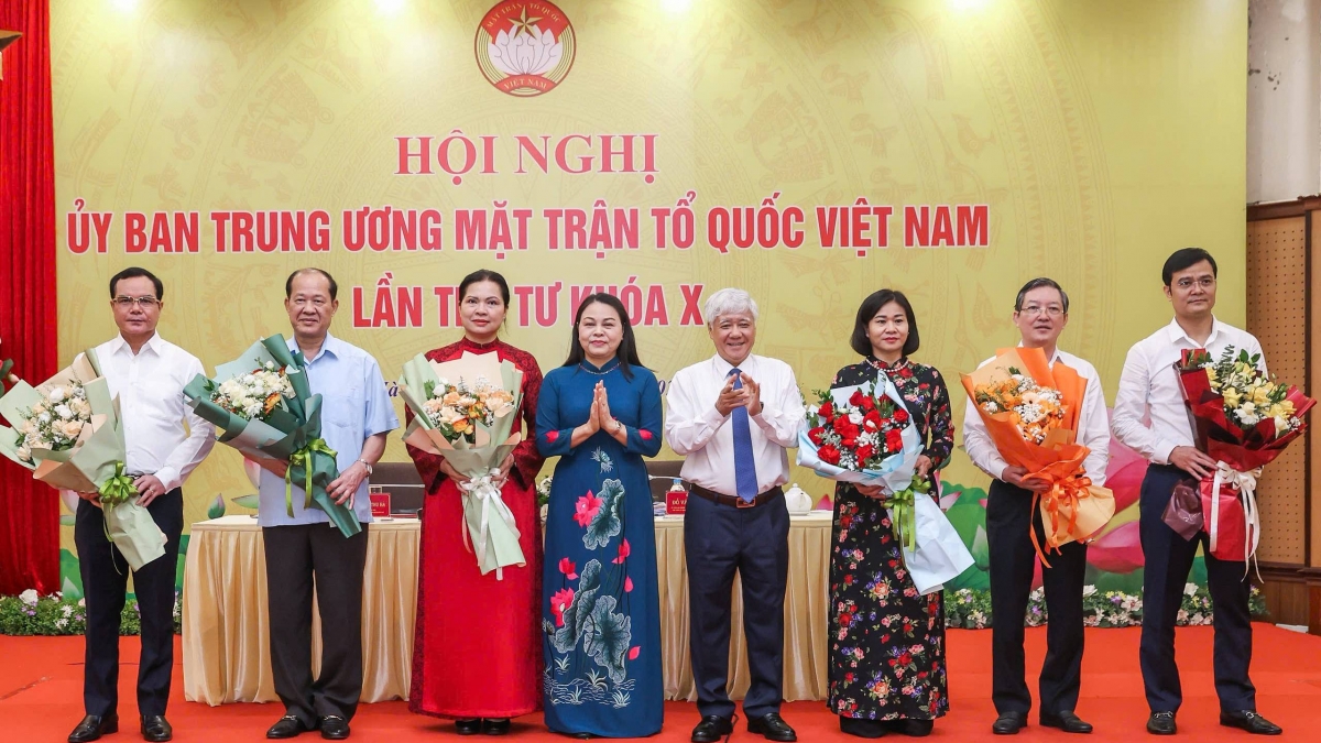 Chủ tịch Ủy ban Trung ương Mặt trận Tổ quốc Việt Nam Đỗ Văn Chiến tặng hoa chúc mừng 6 Phó chủ tịch Ủy ban Trung ương MTTQ Việt Nam