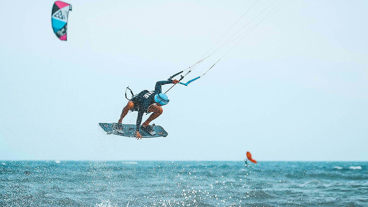 Sóng, gió và cát đã đưa những người chơi lướt ván diều, lướt ván buồm, lướt sóng, lặn biển cùng với thuyền buồm và những thủy thủ từ khắp nơi trên thế giới đến Mũi Né. (Ảnh: Báo Bình Thuận) 