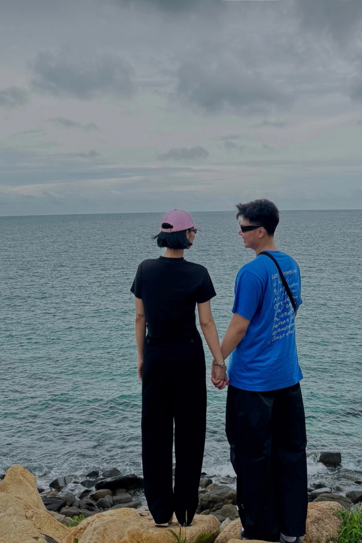 Thời gian gần đây, Miu Lê và Nam Vlog được cho là một cặp, khi liên tục để lộ những dấu hiệu bên nhau. Bức ảnh này được Nam Vlog đăng trên phần story (tin tự xóa sau 24h) của tài khoản Instagram. Cô gái anh nắm tay có vóc dáng giống Miu Lê.