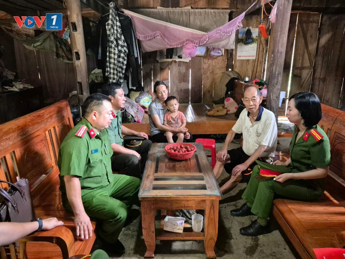 Công an xã Lũng Nặm thăm hỏi, động viên người dân, người có uy tín tại cơ sở