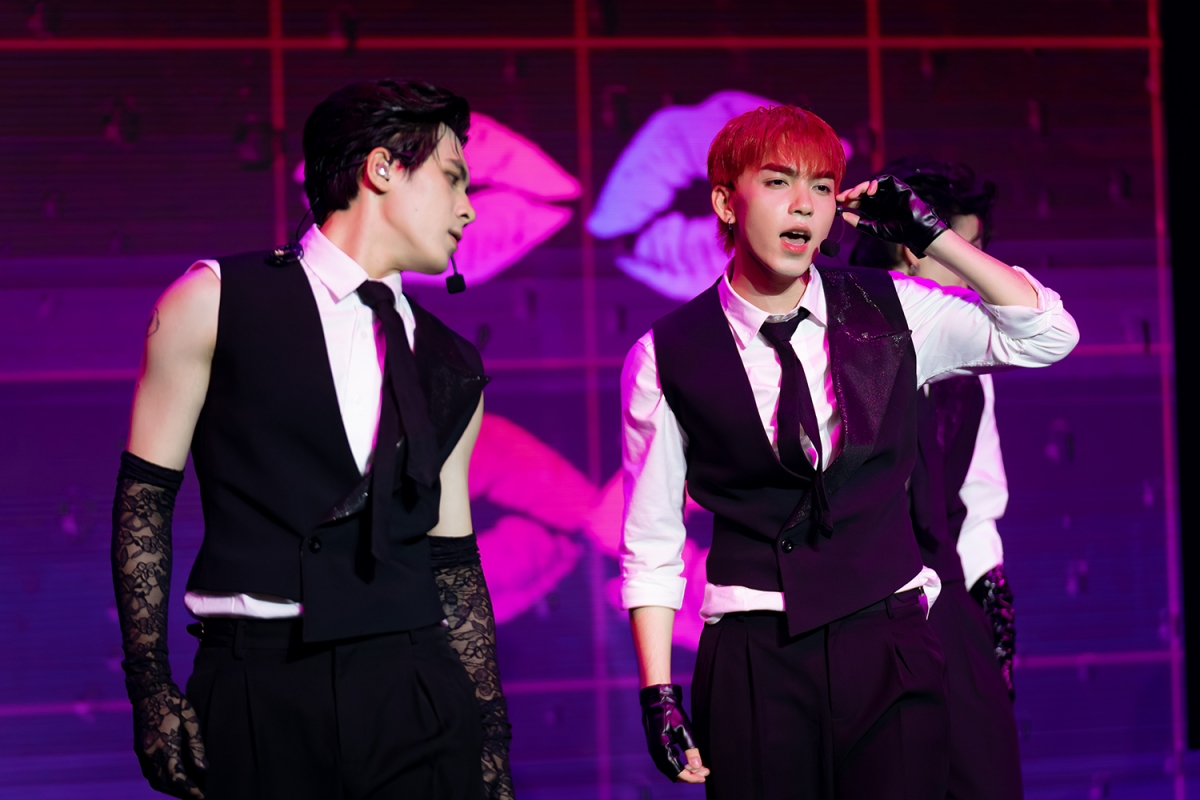 Đội NSX Tóc Tiên trình diễn ca khúc “Điện cao thế”. Ảnh: BTC