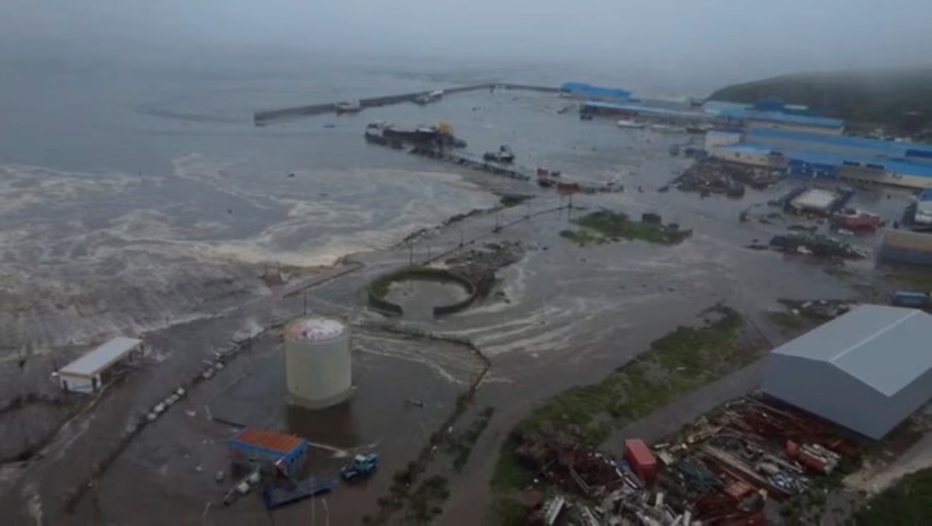 Sóng thần nhấn chìm một khu vực ở Severo-Kurilsk, vùng Sakhalin, Nga. Ảnh: Reuters.