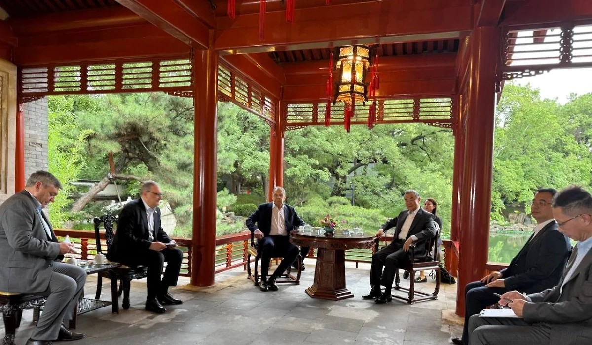 Ngoại trưởng Nga Sergey Lavrov và Ngoại trưởng Trung Quốc Vương Nghị và các đại biểu 2 nước tại buổi làm việc. (Ảnh: Telegram/Maria Zakharova)