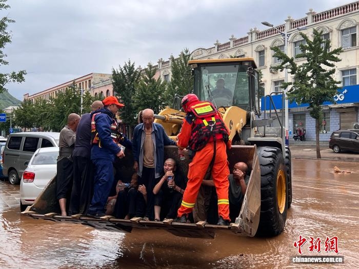Ngày 28/7, lực lượng cứu hộ đã hỗ trợ người dân sơ tán khỏi một ngôi làng ở quận Mật Vân, Bắc Kinh. Ảnh: Chinanews