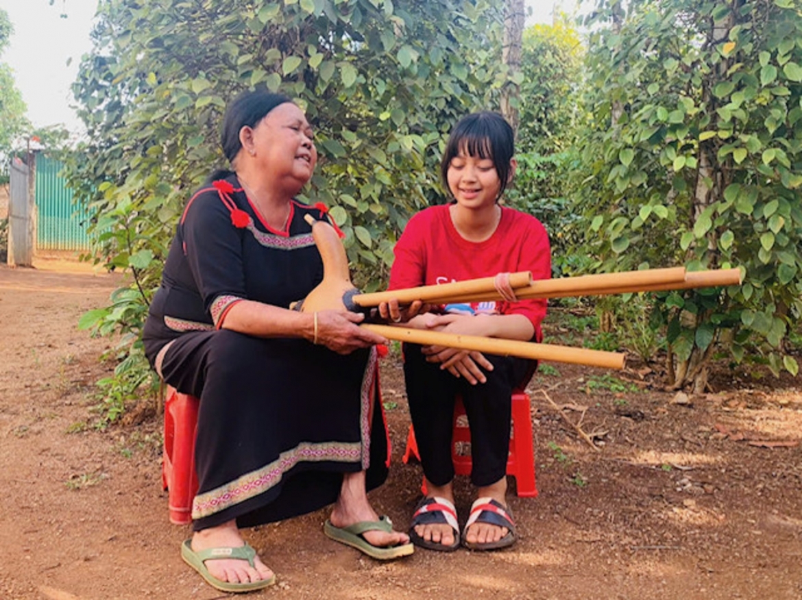 Nghệ nhân H Bliư̆ Hwing dạy cháu gái H Lana hát eirei và thổi đĭng năm