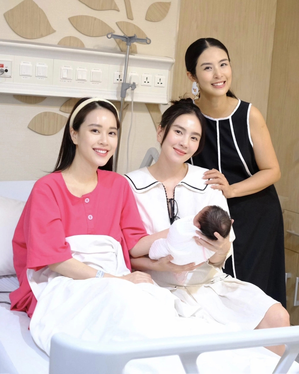 MC Ngô Mai Phương cho biết cô vui khi được bạn bè thân thiết là MC Mai Ngọc và Hoa hậu Ngọc Hân vào viện thăm. "Bé Lipu vừa sinh đã được hoa hậu và MC xinh nhất VTV đến nhả vía thế này thì có áp lực quá không", Mai Phương chia sẻ.