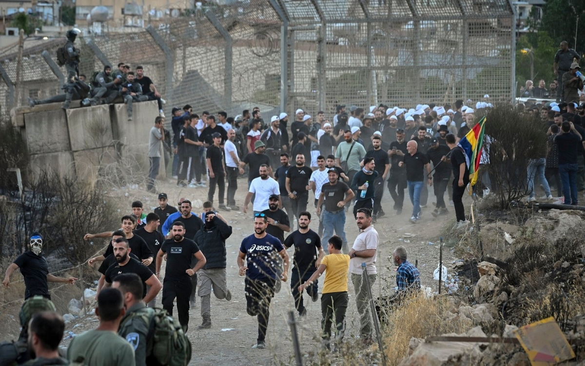 Người dân Israel gốc Druze tụ tập ở biên giới Israel - Syria để bày tỏ sự đoàn kết với người Druze ở Syria. Ảnh: Flash90.