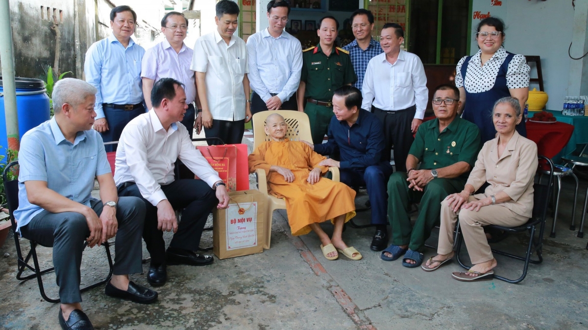 Phó Thủ tướng Trần Hồng Hà thăm và tặng quà Mẹ Việt Nam anh hùng Phạm Thị Ngữ (Ảnh: Minh Khôi)