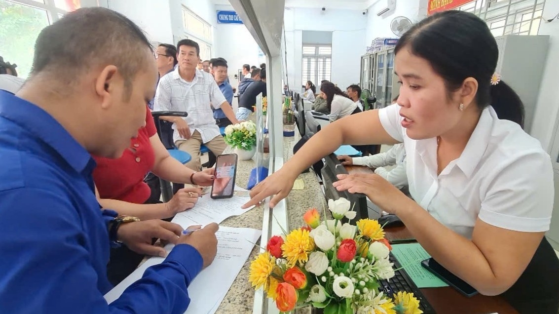 Người dân được cán bộ tại Trung tâm phục vụ Hành chính công tại xã A Lưới 2 hướng dẫn giải quyết hồ sơ giấy tờ