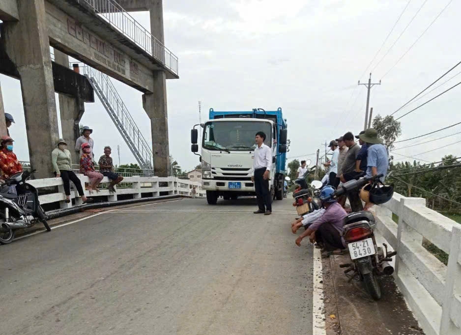 Người dân xã An Hiệp chặn không cho xe rác vào bãi rác gây ô nhiễm môi trường
