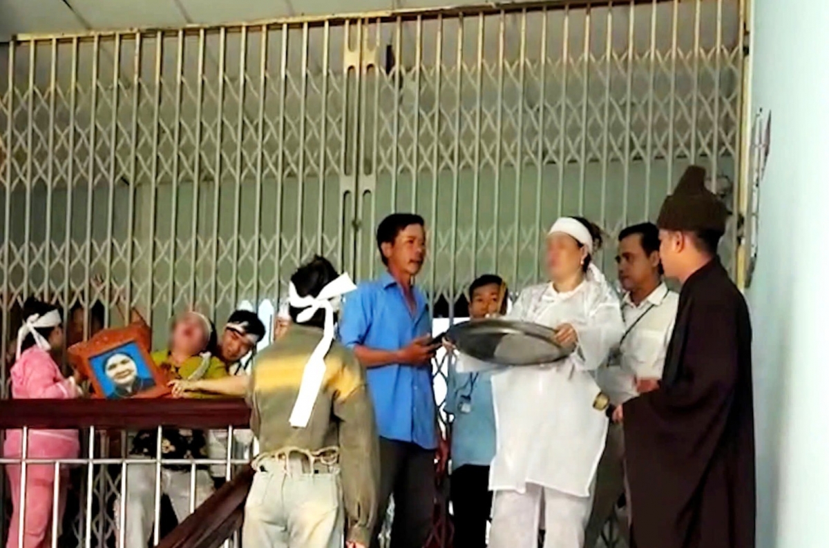 Người nhà mang di ảnh người qua đời đến Trung tâm Y tế U Minh "trục vong"