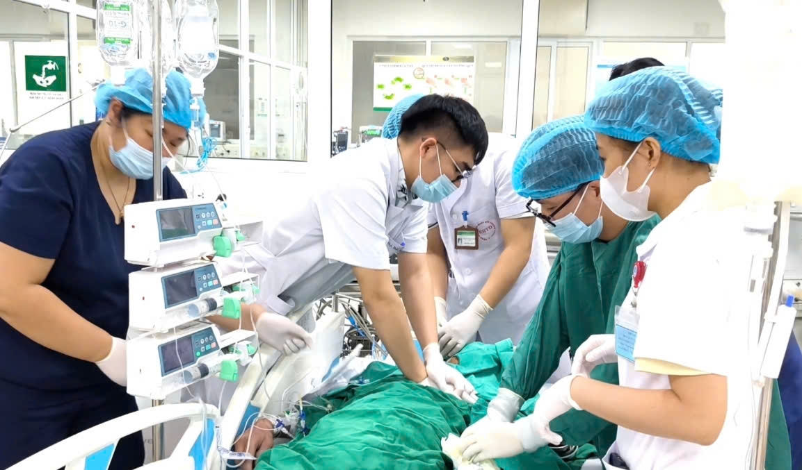 Các bác sĩ tích cực ép tim để cứu sống bệnh nhân (Ảnh BVCC)