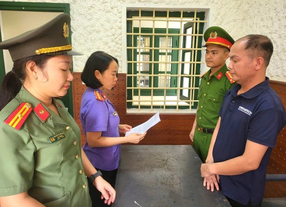 Cơ quan điều tra đọc quyết định khởi tố bị can đối với Nguyễn Đình Hiếu. (Ảnh: Công an Hà Tĩnh)