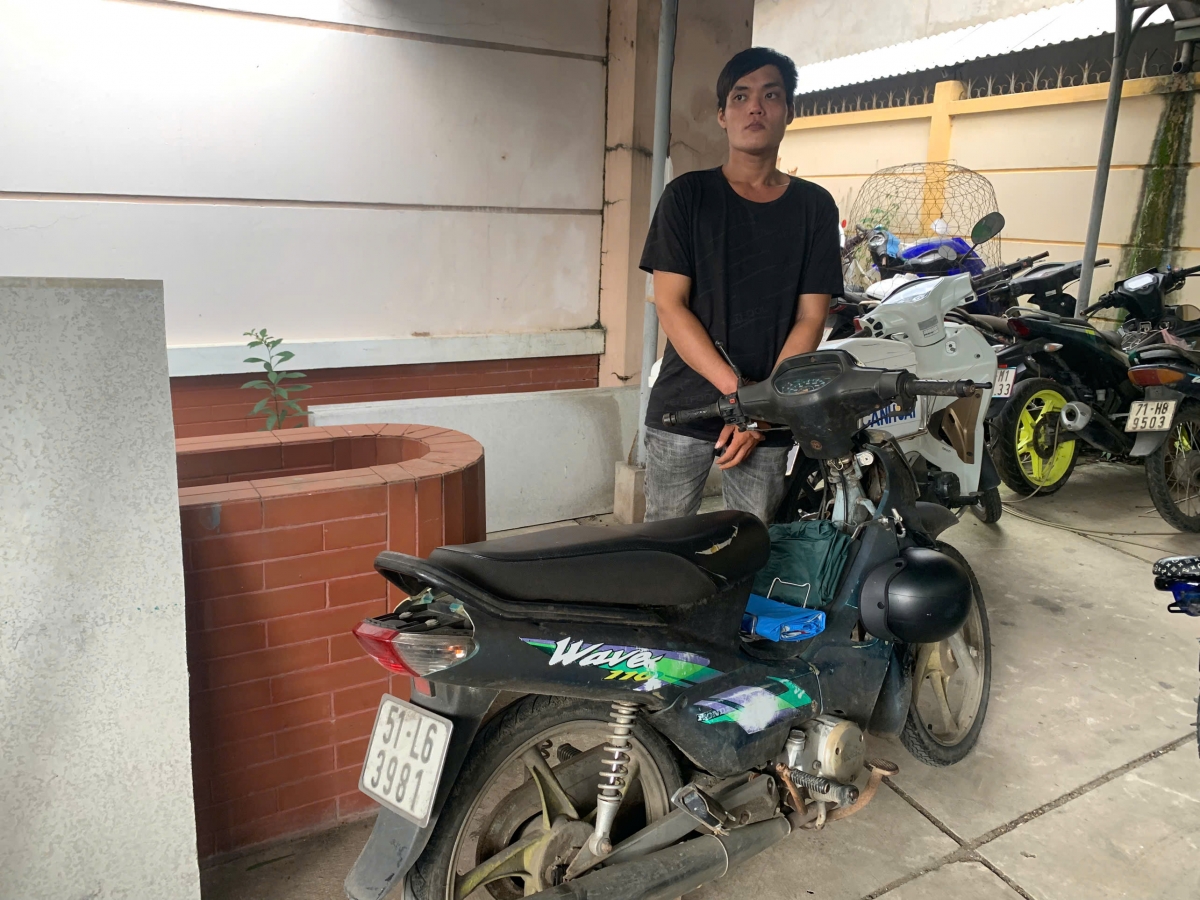 Nguyễn Quốc Duy cùng tang vật đã trộm cắp. ảnh: Công an cung cấp)