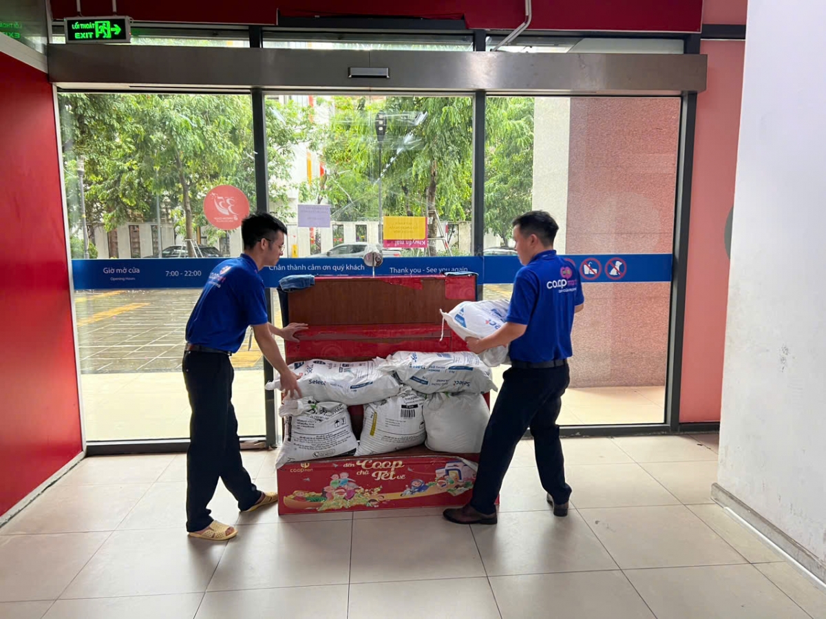 Nhân viên Co.opmart gia cố siêu thị trước giờ bão đổ bộ