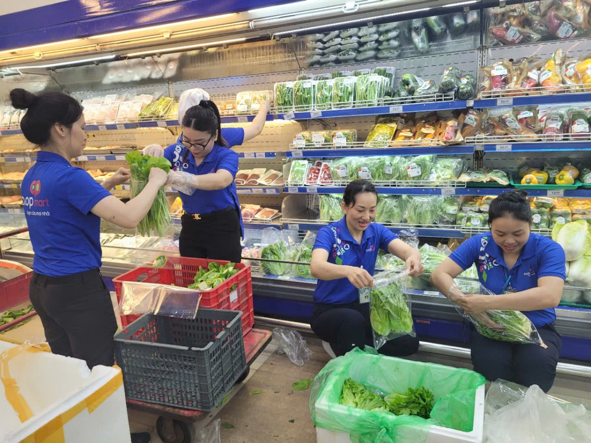 Nhân viên Co.opmart thường xuyên bổ sung hàng hóa