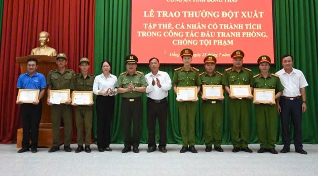 Nhiều cá nhân được Giám đốc công an tỉnh Đồng Tháp tặng giấy khen do có thành tích trong công tác phòng chống tội phạm (Ảnh: Công an Đồng Tháp)