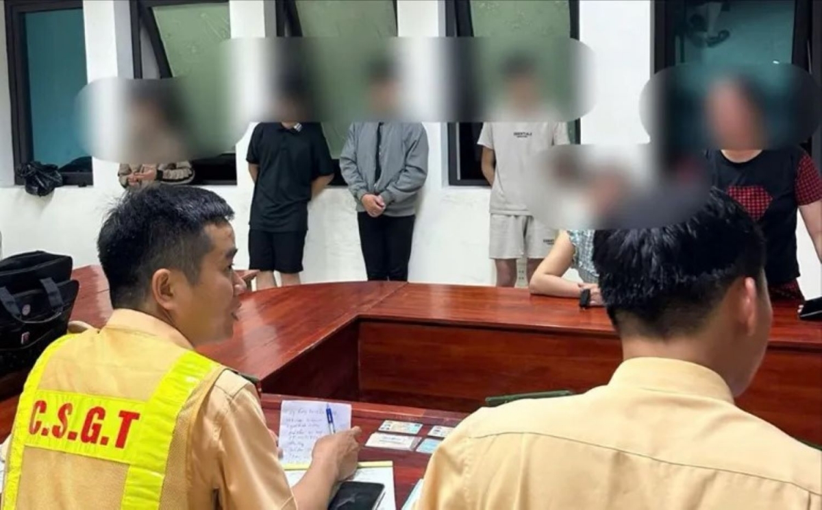 Nhóm thanh thiếu niên tại cơ quan công an (Ảnh: Công an Quảng Trị)