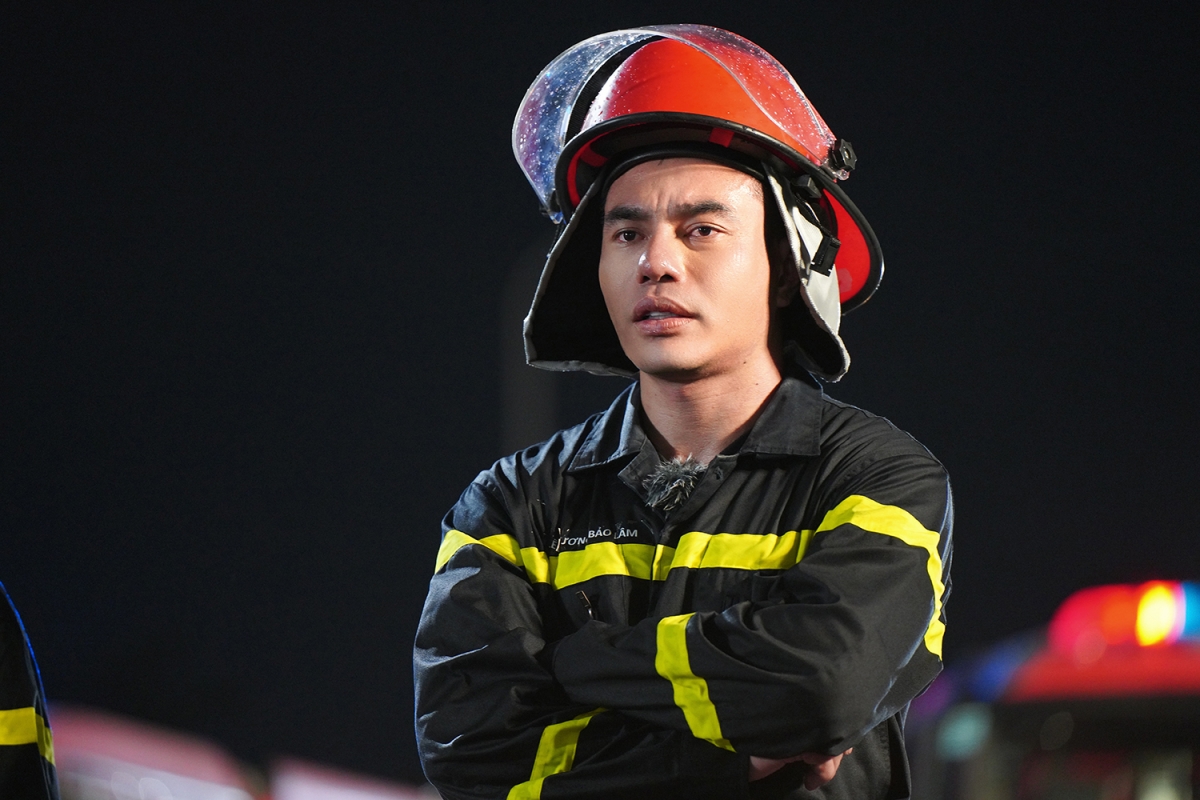 Lê Dương Bảo Lâm cố kìm nén nhưng vẫn rơi nước mắt ngay trong tập 1 Chiến sĩ quả cảm. (ảnh: BTC)