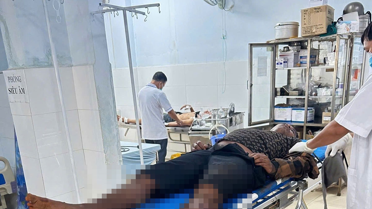 Nạn nhân được đưa đi cấp cứu 