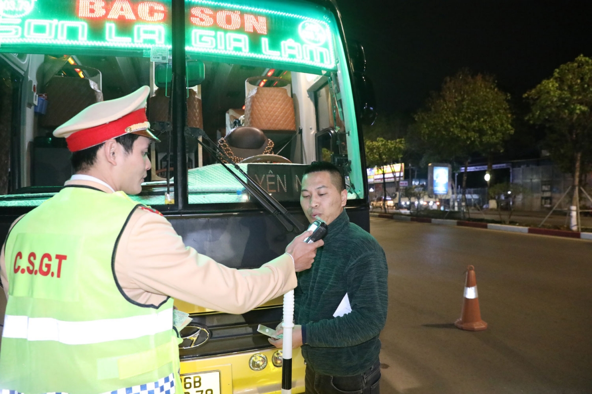 Lực lượng CSGT tăng cường tuần tra, kiểm soát, xử lý các trường hợp vi phạm về trật tự ATGT