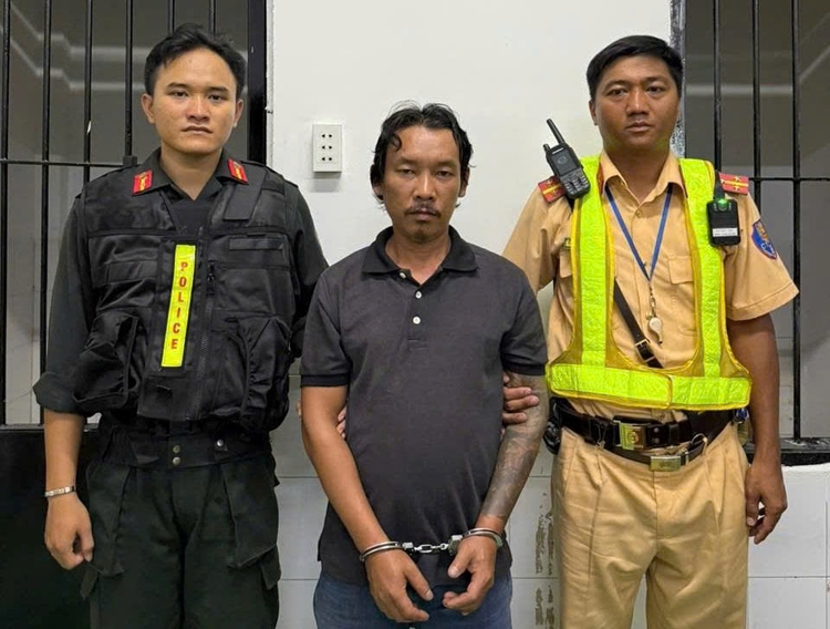 Đối tượng Huỳnh Minh Nhật bị bắt giữ để điều tra về hành vi “Chống người thi hành công vụ”. Ảnh: CA