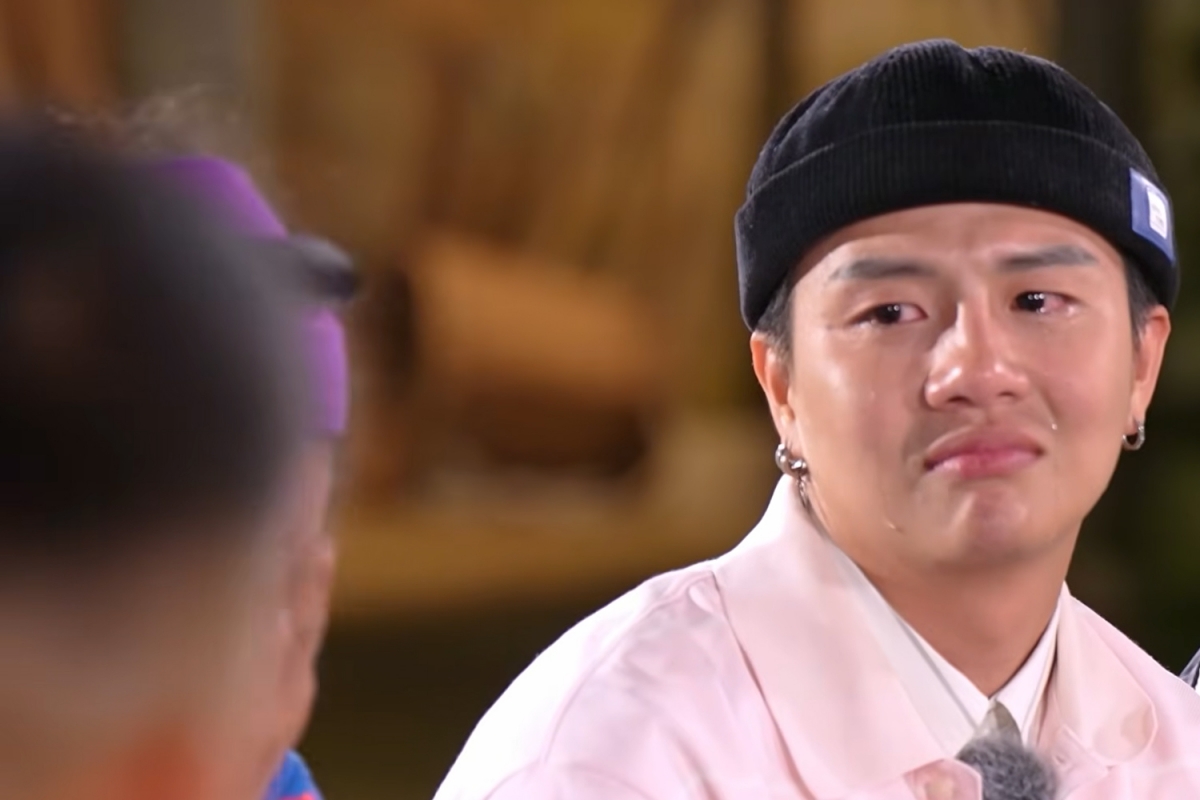 Duy Khánh cũng rơi nước mắt khi phải rời xa bản Liền