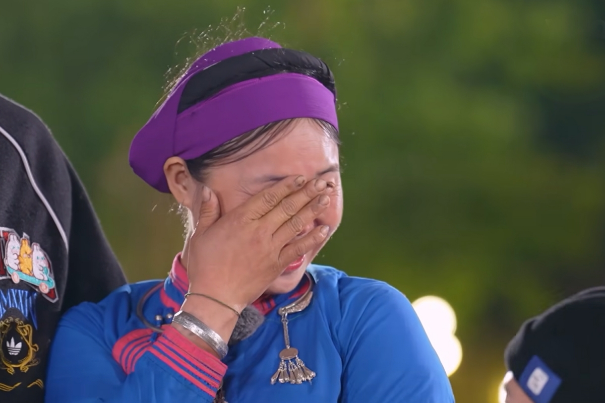 Chị Vàng Thị Thông bật khóc