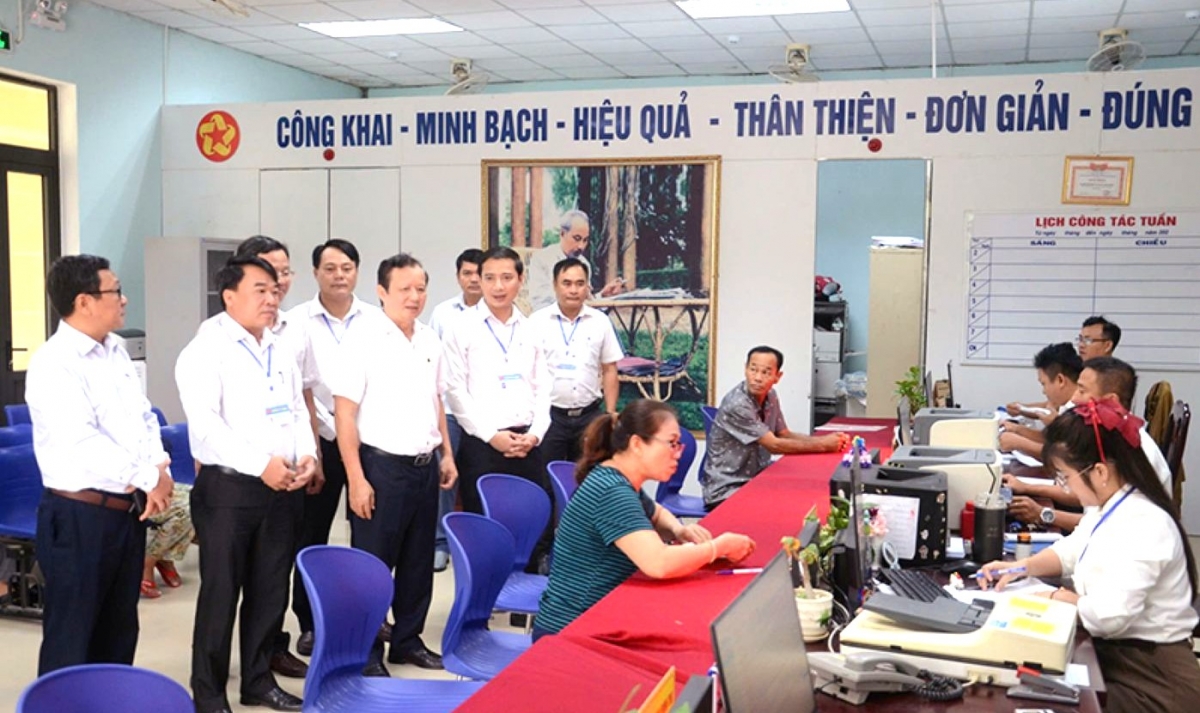 Ông Lê Trường Lưu (thứ 5 bên trái), Bí thư Thành ủy Huế kiểm tra vận hành chính quyền 2 cấp ở các xã, phường