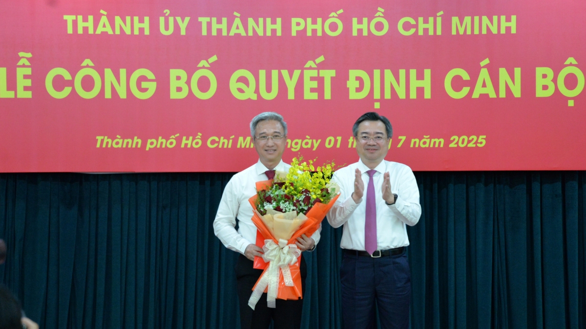 Ông Nguyễn Thanh Nghị (phải) trao quyết định cho ông Đặng Minh Thông (Ảnh: Hà Khánh)