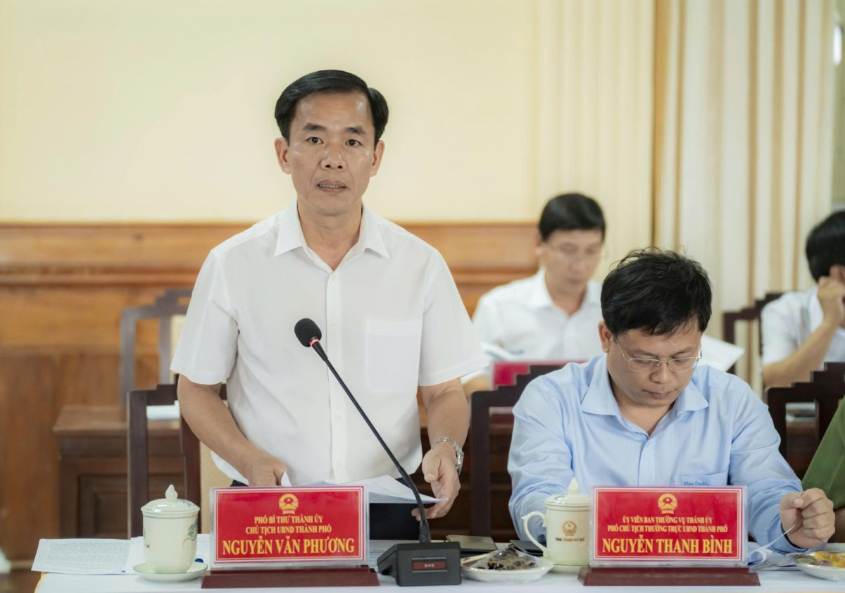Ông Nguyễn Văn Phương, Chủ tịch UBND thành phố Huế báo tại buổi làm việc