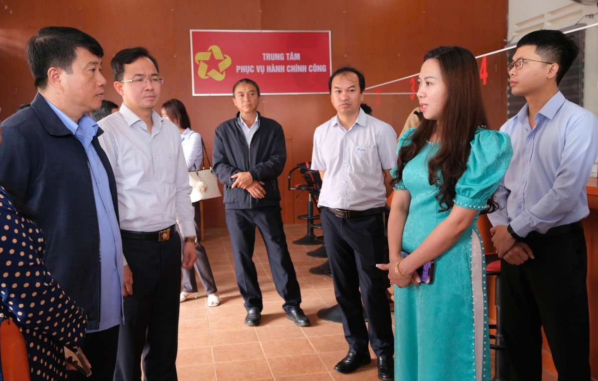 Ông Y Thanh Hà (áo khoác đen đứng lề trái), Bí thư Tỉnh uỷ Lâm Đồng tới kiểm tra quá trình giải quyết liên quan đến thủ tục hành chính tại xã Bảo Thuận.