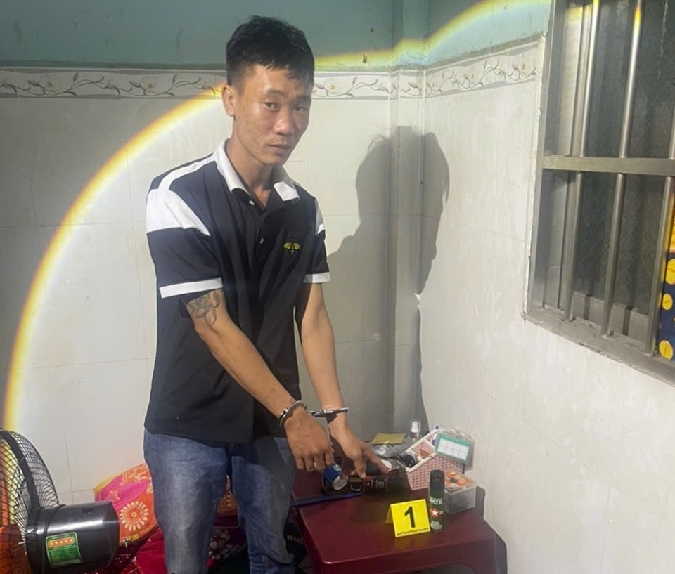 Đối tượng Phạm Khánh Duy đã bị công an bắt giữ do tàng trữ vũ khí trái phép.