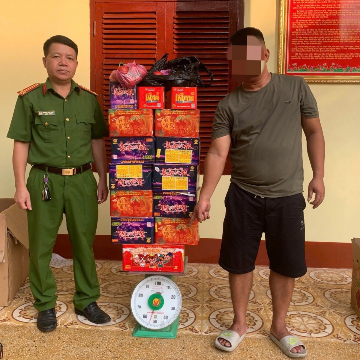 Lái xe Đ.N.Y. cùng số pháo nổ được cất dấu trong cabin xe đầu kéo. (Ảnh: Công an tỉnh Lạng Sơn cung cấp)