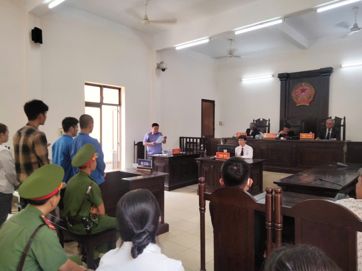 Phiên tòa xét xử nhiều bị cáo đánh nhau tại cổng khu công nghiệp Tân Hương