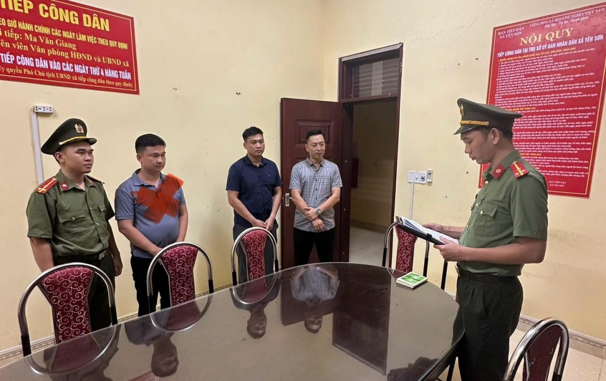 Vũ Văn Thìn (dấu X) tại cơ quan công an. (Ảnh: Công an cung cấp)