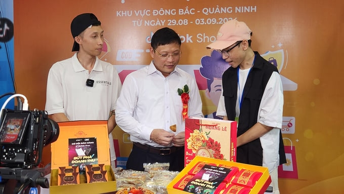 Ông Nghiêm Xuân Cường (giữa), Phó Chủ tịch UBND tỉnh Quảng Ninh tham gia buổi livestream bán hàng tại Hội chợ OCOP khu vực Đông Bắc - Quảng Ninh 2024. Ảnh: Nông nghiệp và Môi trường