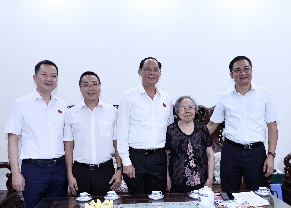 Phó Chủ tịch Quốc hội, Thượng tướng Trần Quang Phương chụp ảnh lưu niệm cùng gia đình liệt sĩ Nguyễn Minh Tiến