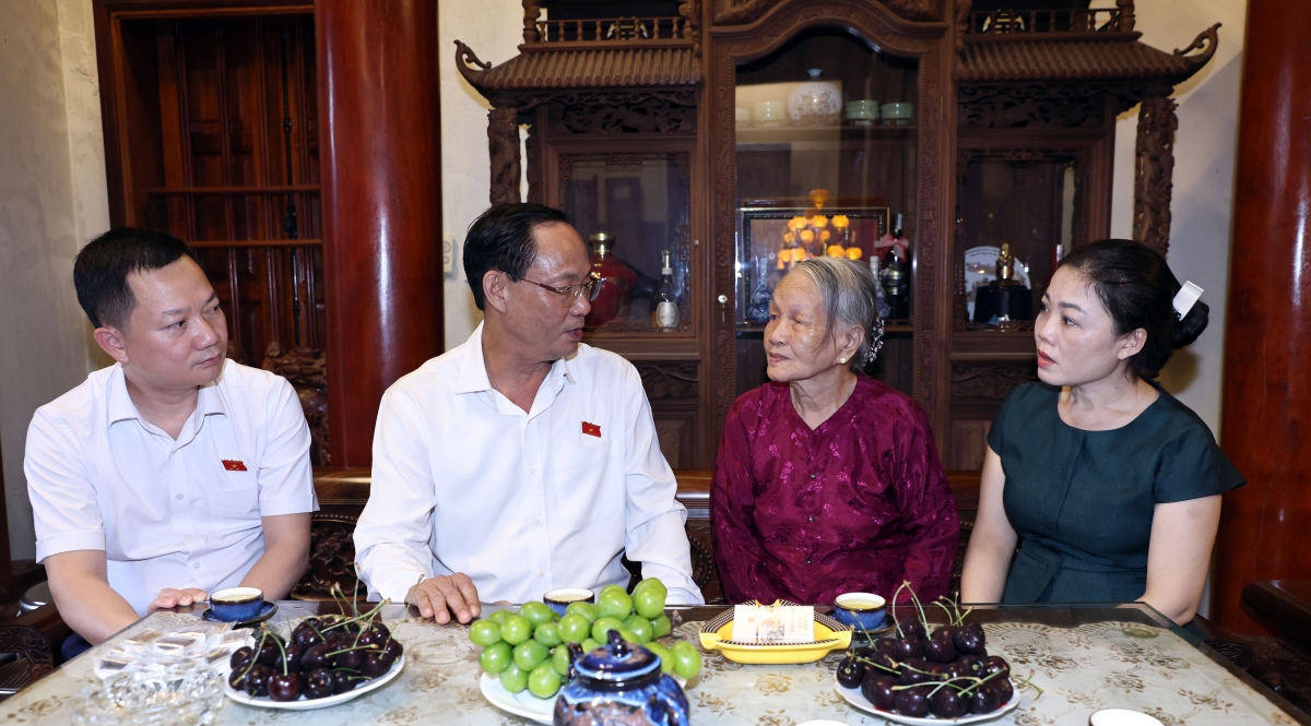 Phó Chủ tịch Quốc hội, Thượng tướng Trần Quang Phương trò chuyện với gia đình liệt sĩ Nguyễn Thanh Bình