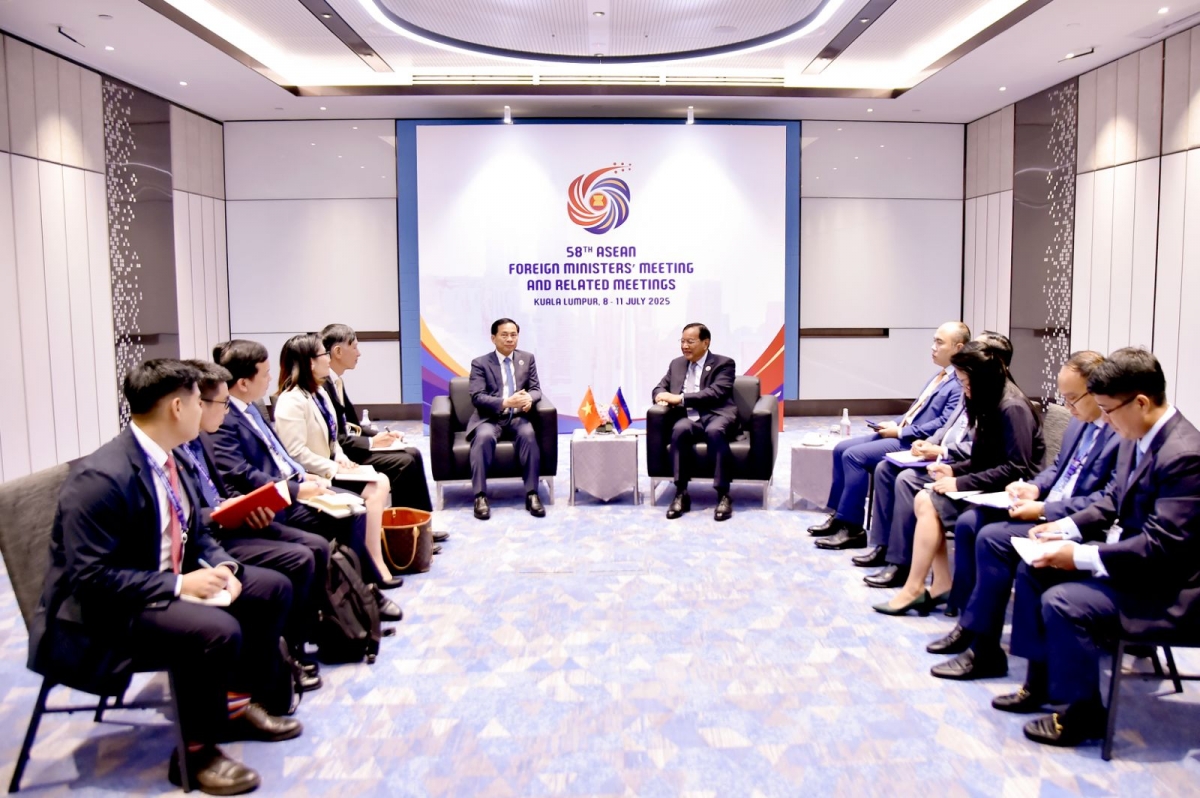 Phó Thủ tướng, Bộ trưởng Ngoại giao Bùi Thanh Sơn gặp Phó Thủ tướng, Bộ trưởng Ngoại giao và Hợp tác quốc tế Campuchia Prak Sokhonn