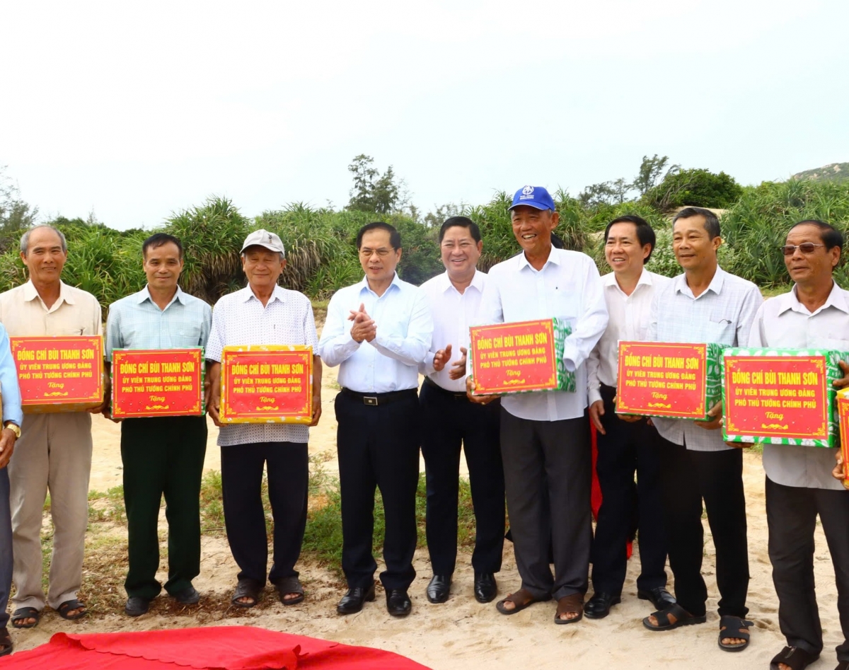 Phó Thủ tướng Chính phủ Bùi Thanh Sơn (thứ 4 từ trái sang) tặng quà cho người dân xã Vĩnh Hải, tỉnh Khánh Hòa