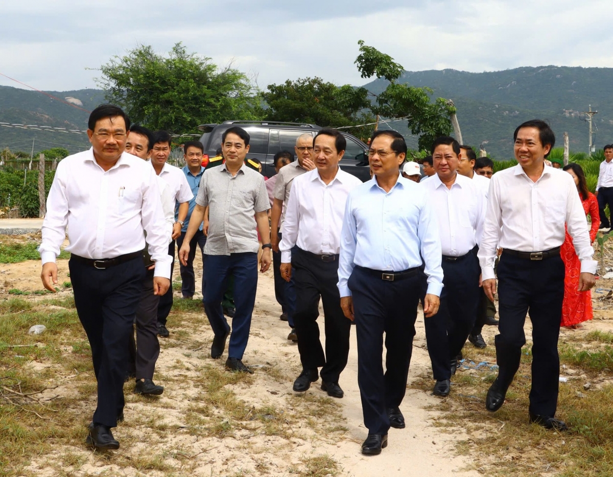 Phó Thủ tướng Bùi Thanh Sơn (thứ 3 từ phải sang) thị sát thực địa khu vực triển khai Dự án điện hạt nhân tại tỉnh Khánh Hòa