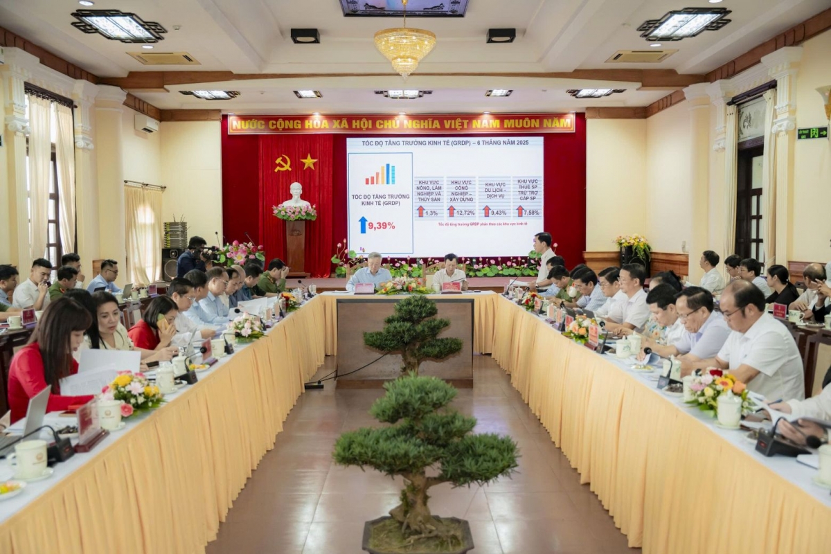 Phó Thủ tướng Thường trực Nguyễn Hòa Bình làm việc với Ban Thường vụ Thành ủy Huế