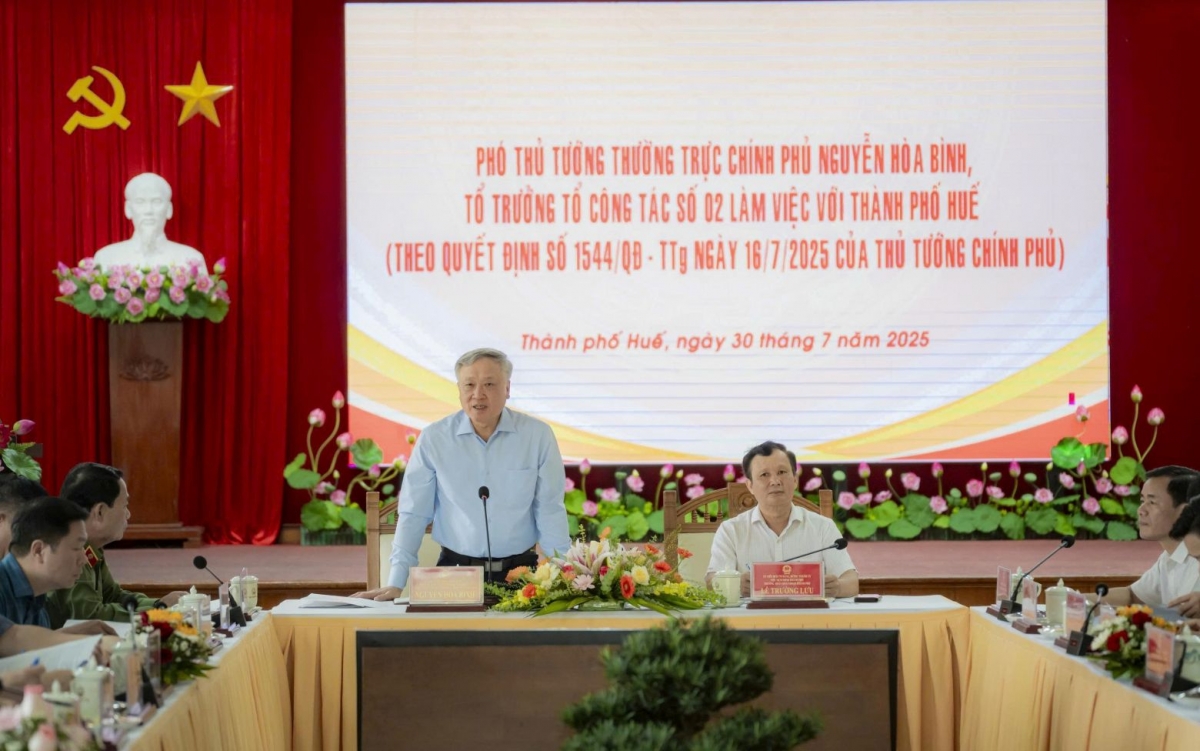 Phó Thủ tướng Thường trực Nguyễn Hòa Bình phát biểu tại buổi làm việc với Ban Thường vụ Thành ủy Huế