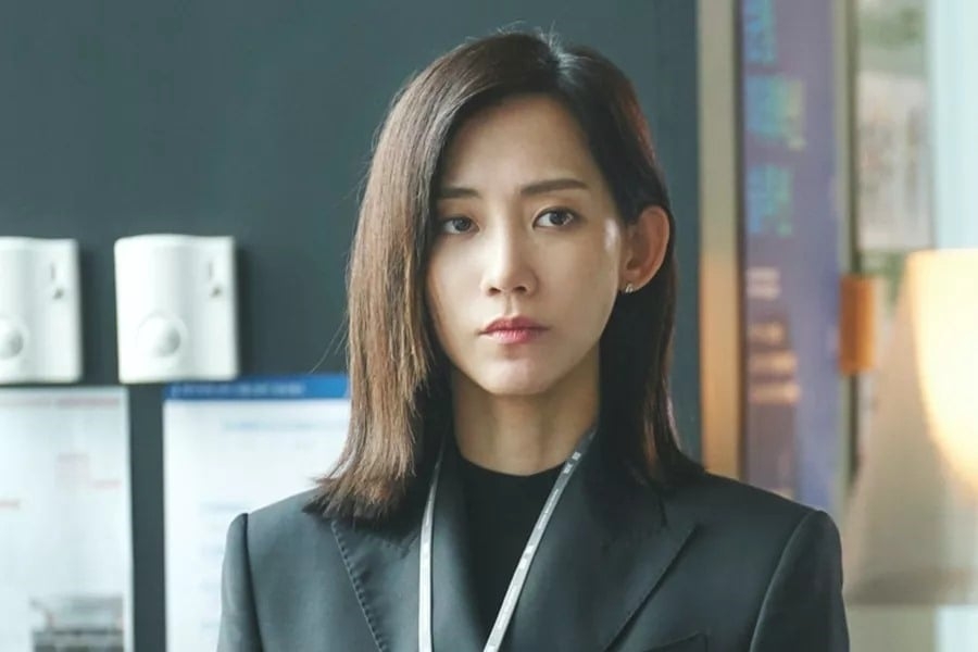 Mặc dù "Reborn Rich" là một trong những bộ phim Hàn Quốc ăn khách nhất vào cuối năm 2022, vai diễn công tố viên chính Seo Min Young của Shin Hyun Bin không gây ấn tượng. Khán giả nói đùa rằng mỗi lần cô xuất hiện, bộ phim dường như chùng xuống. Trong khi đó, các vai phụ như Tiffany Young và các thành viên gia đình tài phiệt lại gây được chú ý.