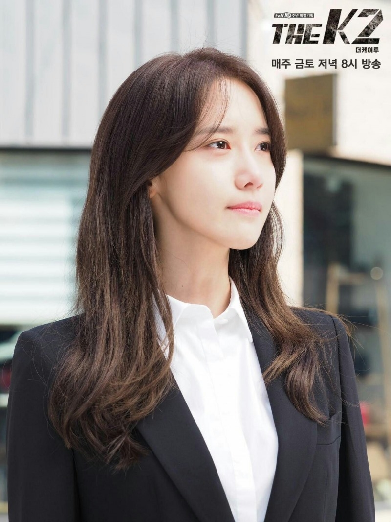 Dù sở hữu danh tiếng và lượng fan hùng hậu, Im Yoon Ah không thể cứu vãn vai diễn nhạt nhòa Go Anna trong phim "The K2". Vào vai con gái của một chính trị gia quyền lực, cần mang chiều sâu và sự kịch tính, nhân vật này lại bị xây dựng thiếu điểm nhấn và thường xuyên rơi vào cảnh lạc lõng. Trong khi đó, vai diễn phu nhân của Song Yoon Ah đã thống trị màn ảnh, khiến nhiều khán giả đặt câu hỏi: Liệu có cần đến nữ chính này trong phim?