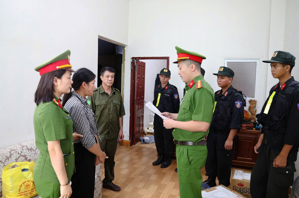 Cơ quan Cảnh sát điều tra thi hành lệnh khám xét nơi ở của đối tượng Trần Ngọc Bình. Ảnh CAPT.