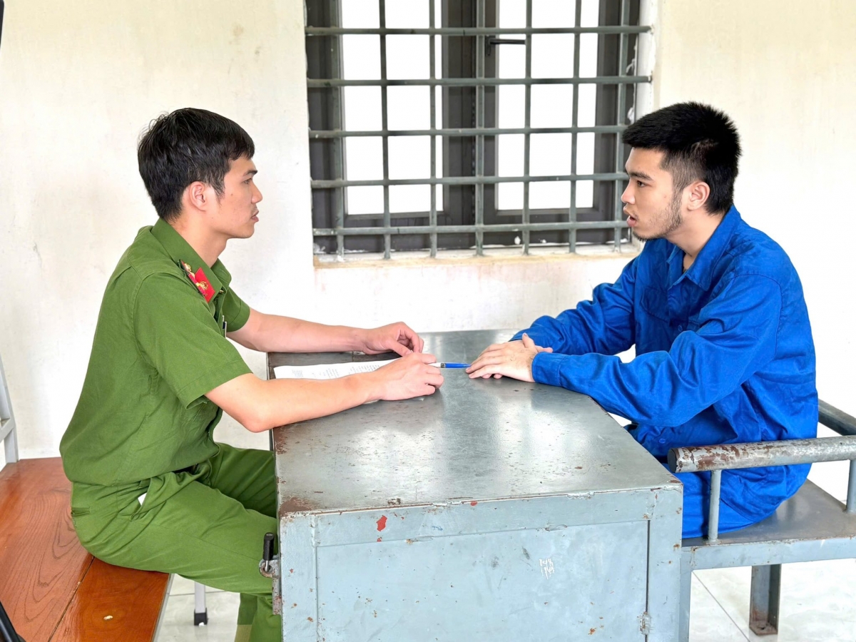 Cơ quan Cảnh sát điều tra Công an tỉnh Phú Thọ lấy lời khai đối tượng. Ảnh: Anh Thu