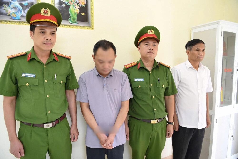 Cơ quan cảnh sát điều tra đọc lệnh bắt Đường Văn Thiết. Ảnh: Công an tỉnh Phú Thọ.